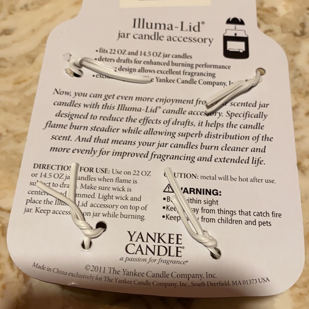 Yankee Candle Illuma Lid jar candle accessory. Merry Christmas written on side - Picture 6 of 13